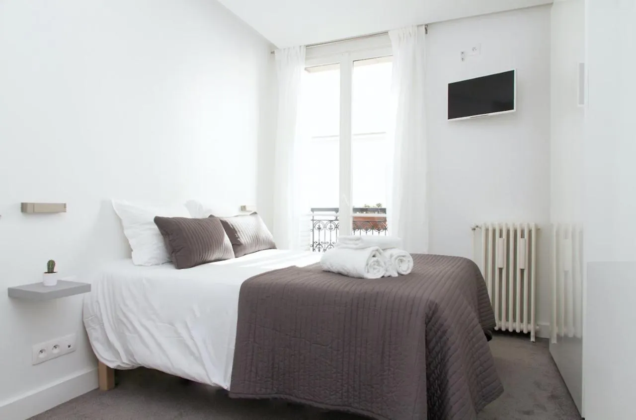 Rue Saint Honore - Louvre City Apartment Paris France